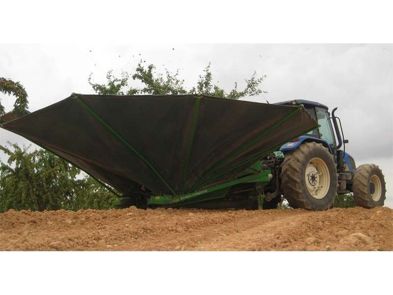 Récolteuse d'amandes équipée d'une centrale hydraulique intégrée