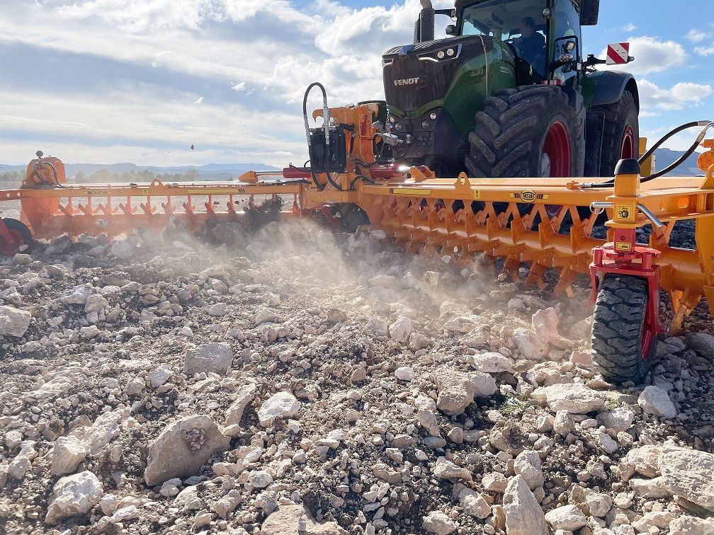 Aligneuse de pierres frontale pliable avec attelage sur relevage avant_1