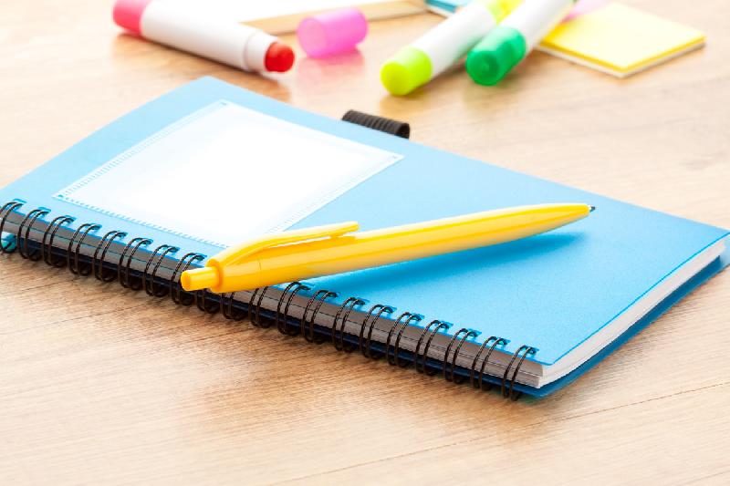 Stylo à bille coloré en plastique - encre bleue - couleur jaune - poids 7g_1