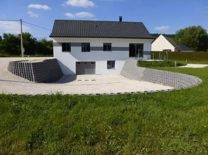 Bloc béton coloré dans la masse pour aménagements paysagers