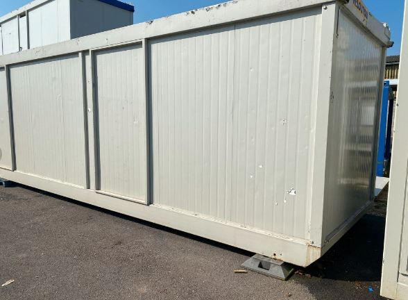 Bungalow d'occasion utilisable comme bureau, vestiaire ou sanitaire - 8 x 2,50 m_1