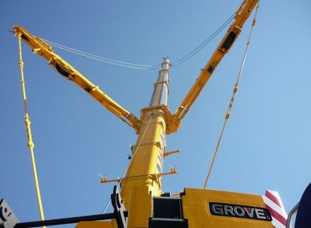 Grue à six essieux GMK6400 pour hautes performances sur chantier