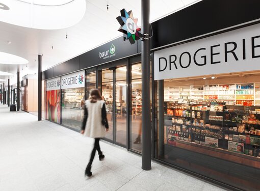 Solution retardatrice d'effraction - Portes piétonnes automatiques RC 2 avec verrouillage renforcé et vitrages résistants_1