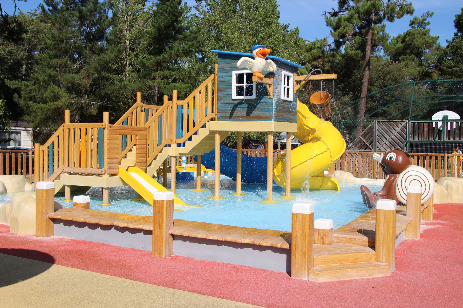 Structure de jeux aquatique thématisée mer - 2 toboggans tubulaires, petit toboggan et cabane sur pilotis - Jeu de pataugeoire Aquadrolics_1