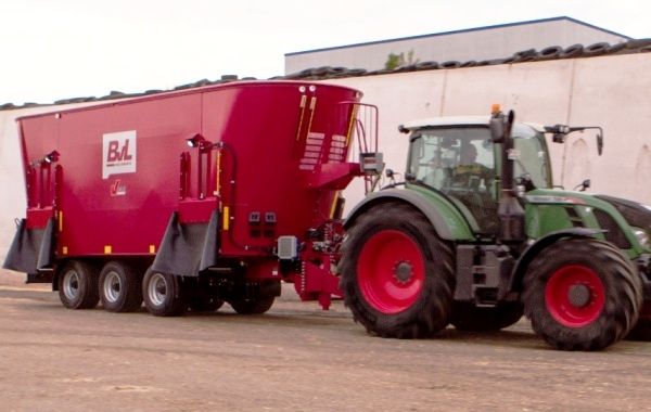 Mélangeuse agricole V-MIX Giant 40-46 3S - BvL - volume 40 à 46 m³ avec boîte Powershift_1