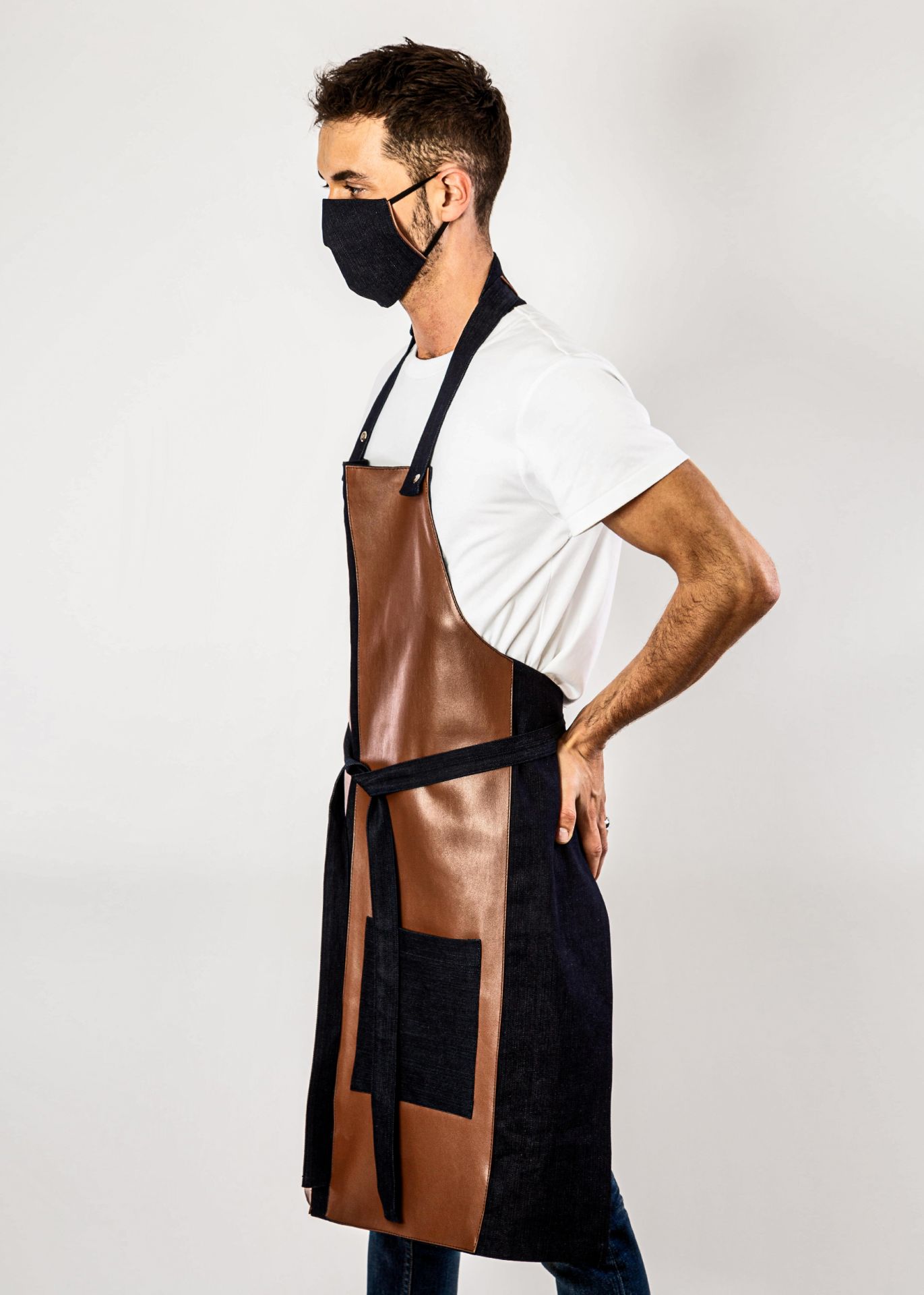 Tablier à bavette - modèle cannes en denim avec empiècement cuir ou simili-cuir - personnalisable et fabriqué en France_1