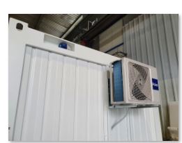 Bureau modulaire isolé avec fenêtres PVC et porte extérieure en acier