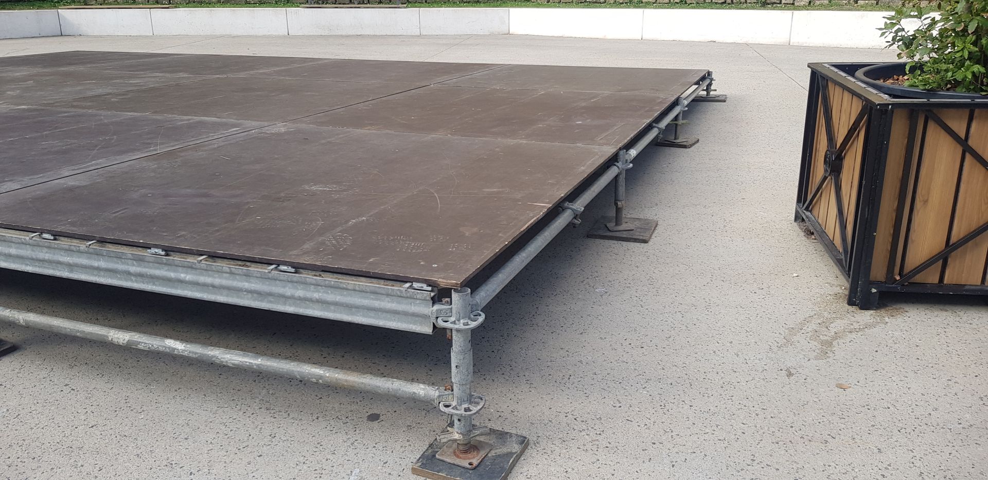 Plancher de scène modulaire - Résistance 750kg/m² - Type échafaudage ULMA anti-soulèvement_0