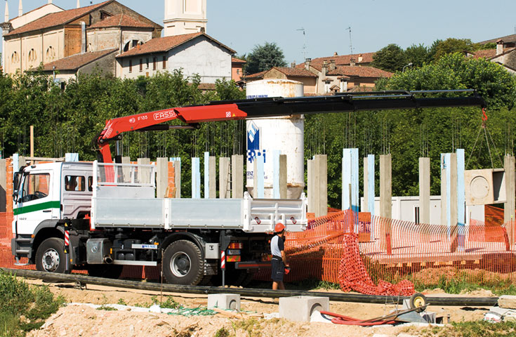 Grue auxiliaire Fassi F135A e-Dynamic - capacité de levage jusqu'à 13,7tm - bras hydraulique jusqu'à 22,55m avec jib_1