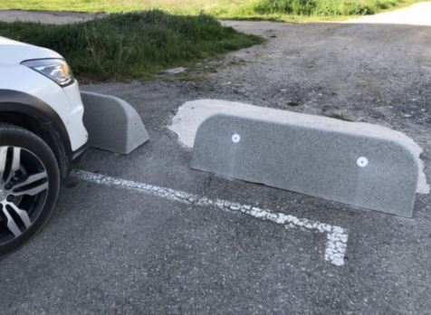 Butée de parking en béton Topy - Grise avec dispositifs rétroréfléchissants et vis d'élévation_1
