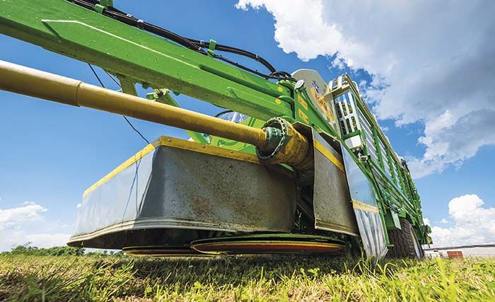 Machine agricole avec barre de coupe rotative à deux tambours réglables