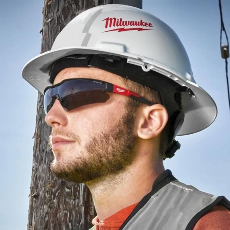 Lunettes de sécurité teintées Milwaukee anti buée, anti rayure_1