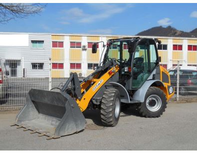 Chargeuse 800 L - 4 roues directrices - travaux de reprise, déblayage et nivellement - disponible en location_1