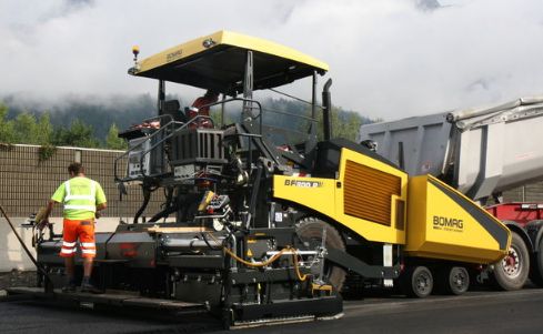 BF 800 P - Finisseur d'autoroute BOMAG avec systèmes innovants et haute performance_1