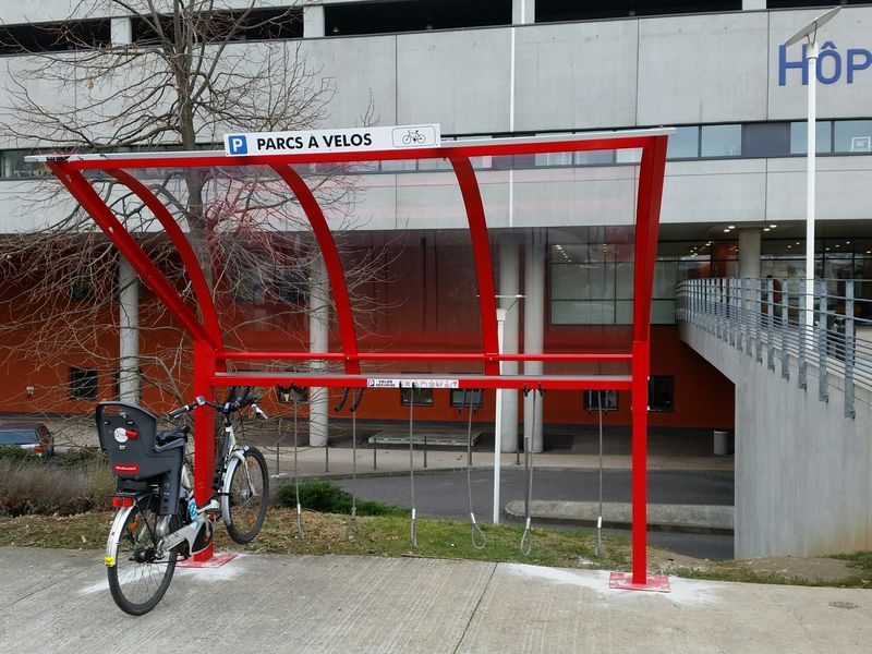 Abri vélo ouvert VOVRAY - structure en acier - toiture en plexiglas - 9 places vélos - sécurité et protection_0