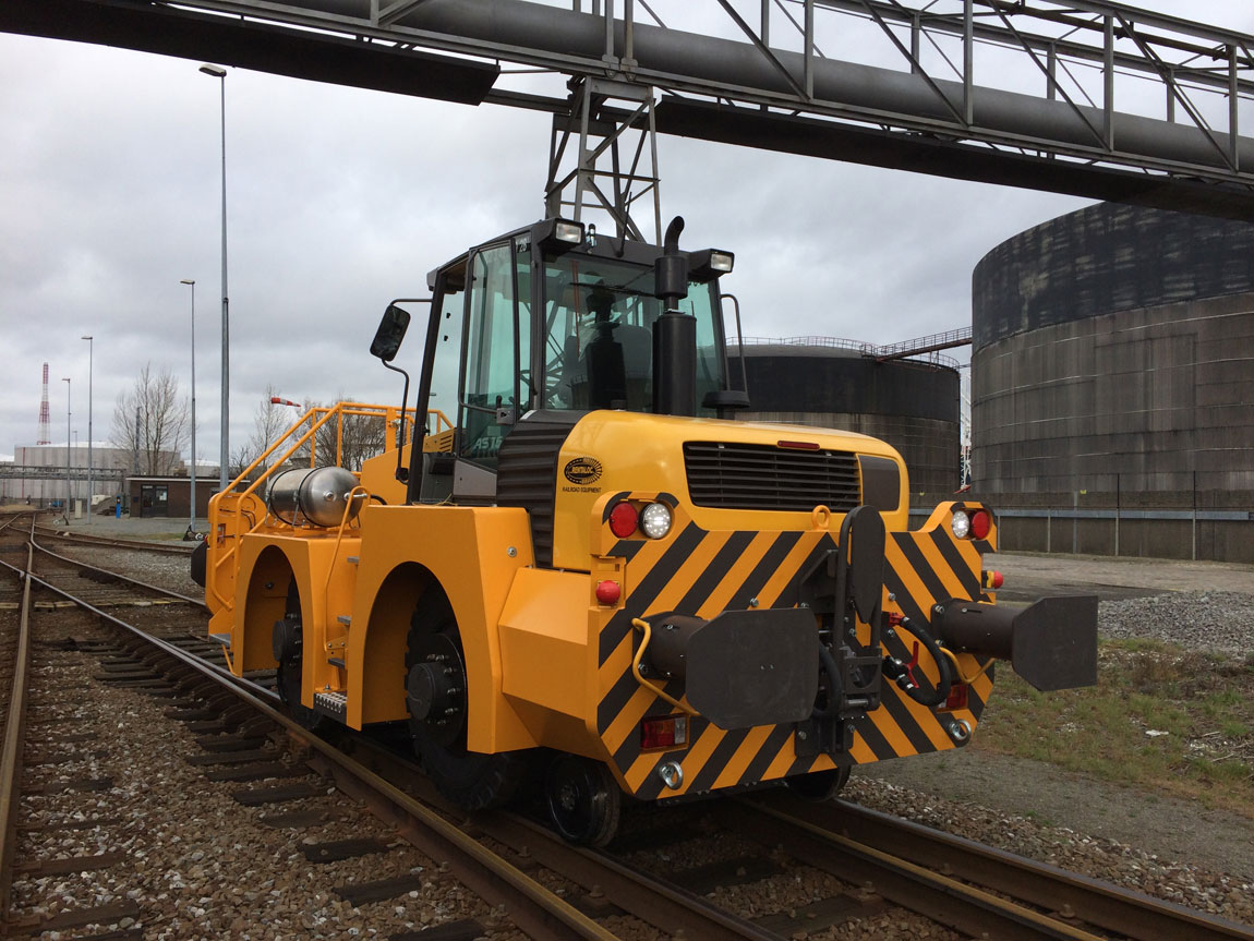 Engins pour infrastructure ferroviaire - B-Track AS 150 T16/T18, diesel hydrostatique, 136 CH, jusqu'à 1600 tonnes tractables_1