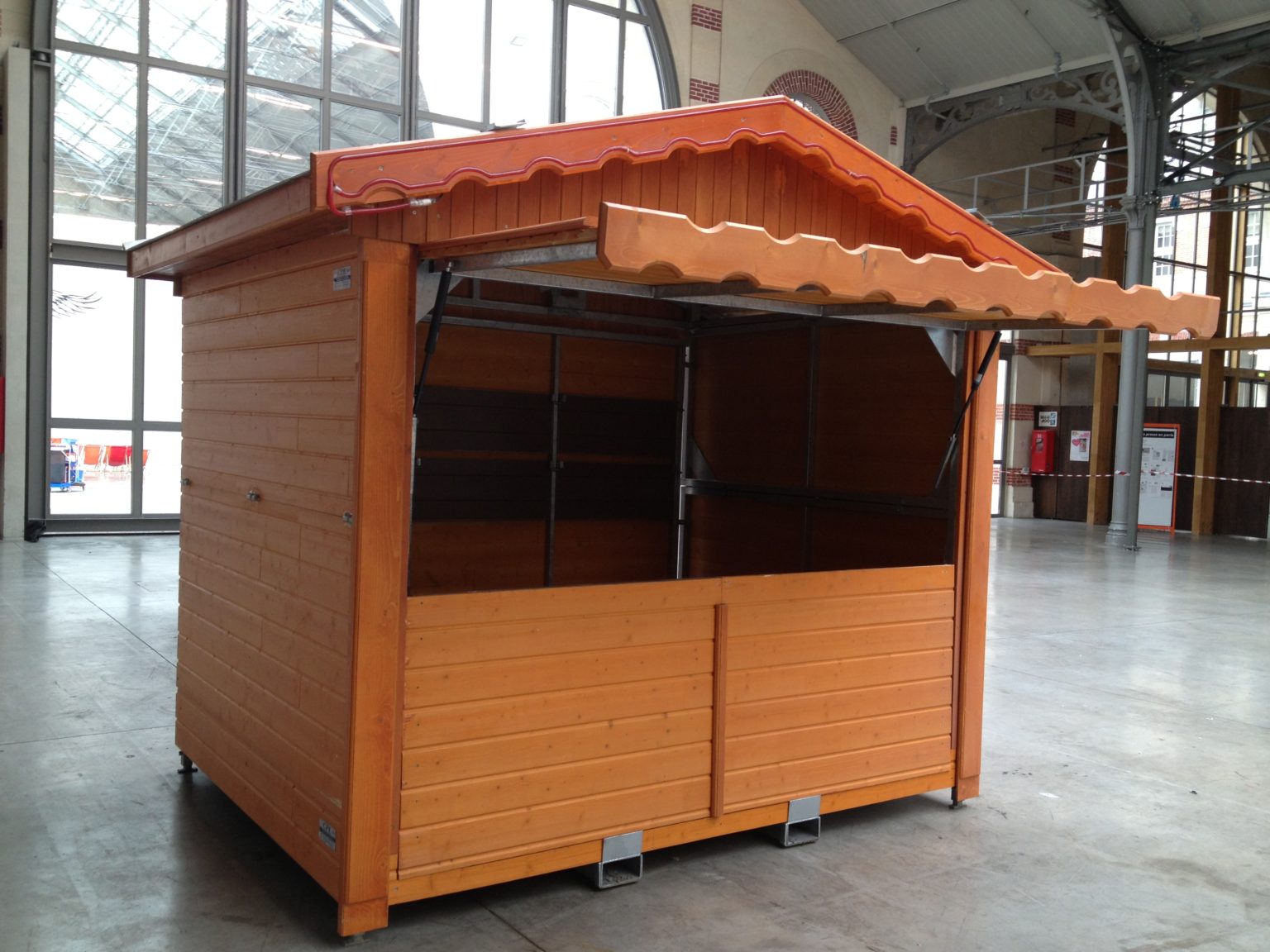 Chalet en bois pliable de 4 mètres de façade pour vos événements  d'intérieur_1