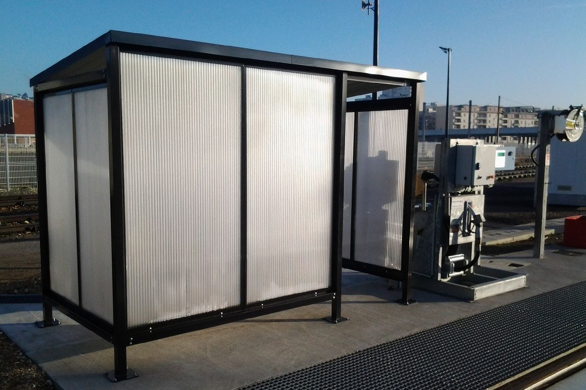 Abri station - Série AB avec toit plat à pente arrière 5%, poteaux métalliques et options personnalisables_1