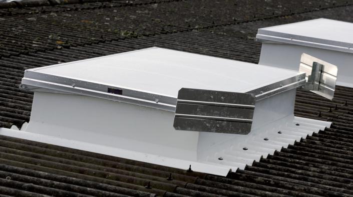 Lanterneau ponctuel ecobac 160 tc / sur embase en polyester / avec protection solaire_1