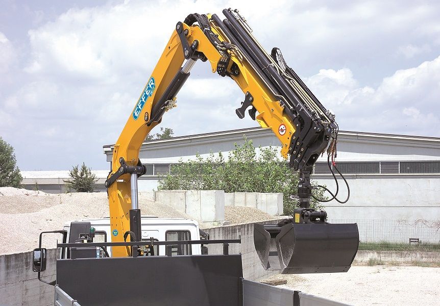 Grue auxiliaire light 135 - Effer - Pression 320 bar - capacité de levage 2 à 0 txm_1