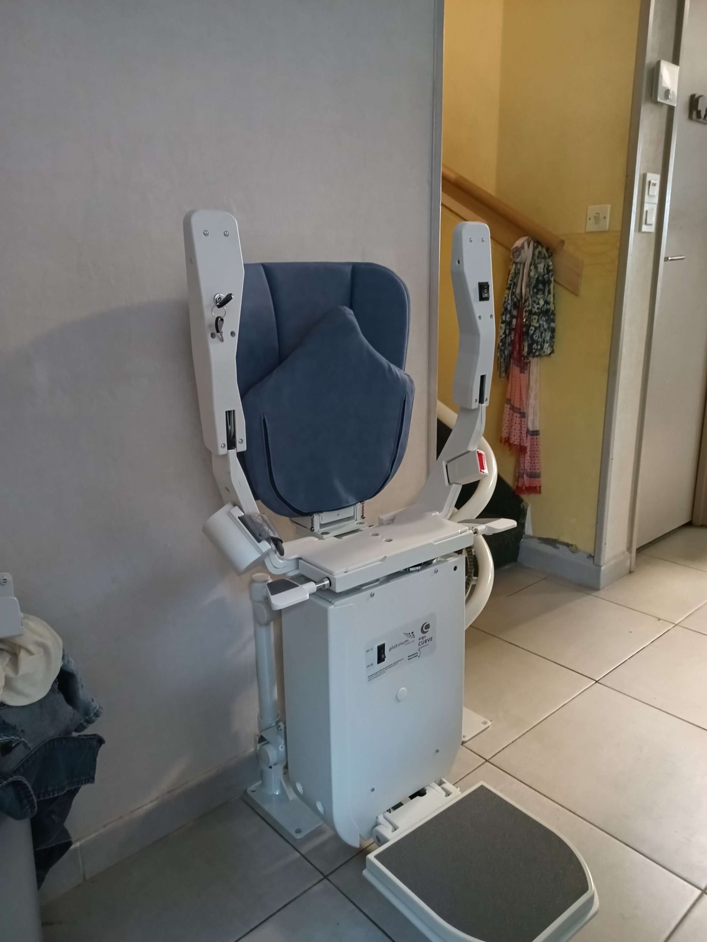 Monte-escalier double-rail fluide et confortable, idéal pour les escaliers incurvés avec un siège ergonomique entièrement réglable - CONTOUR (CURVE)_1