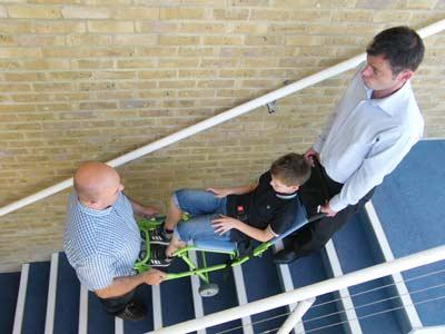 Chaise de transfert d'escalier pour PMR - légère, polyvalente et équipée de 4 roues - Evacusafe_1