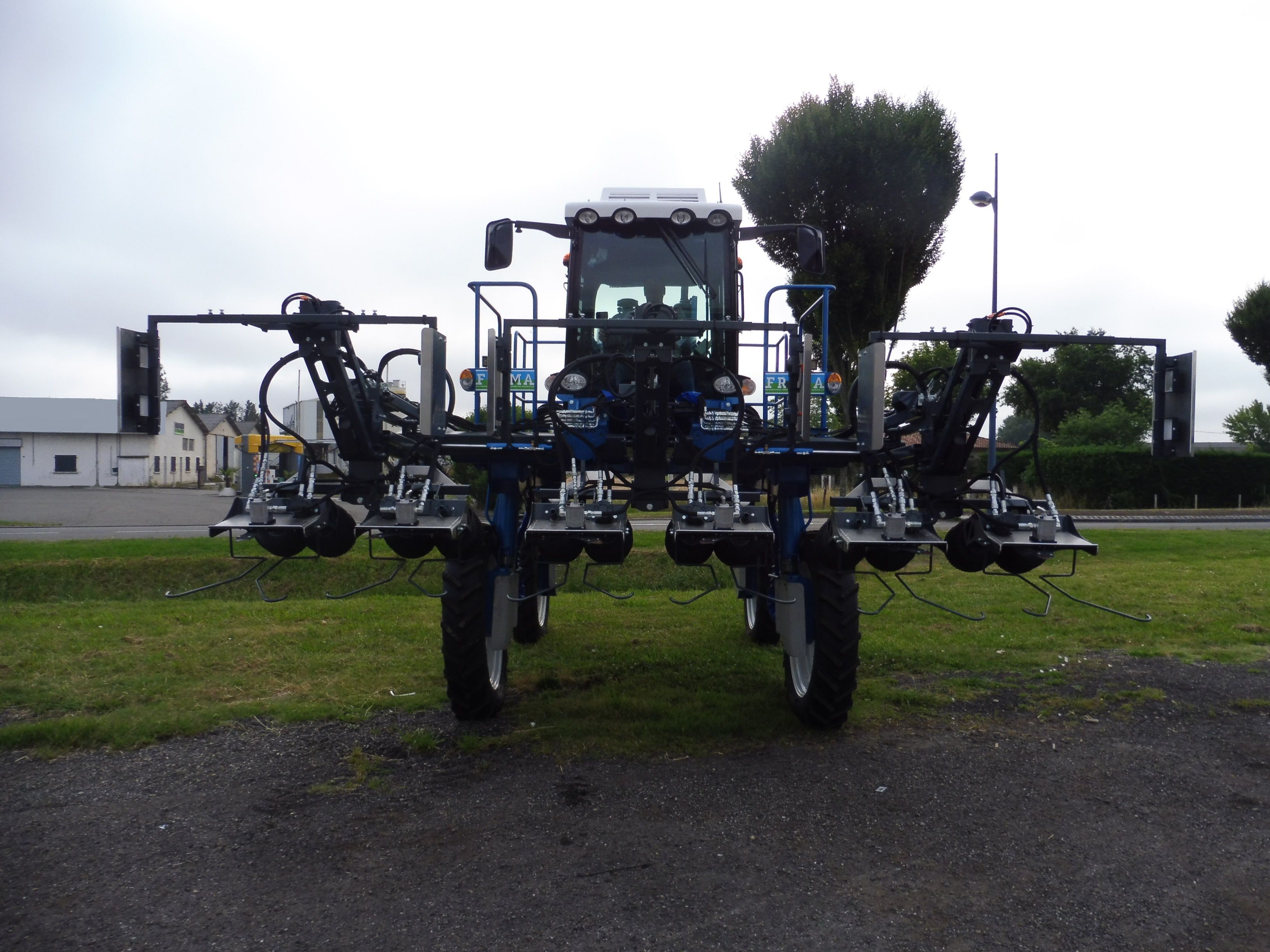 Falcon 100 - tracteur enjambeur - frema - 4 roues motrices avec système d’antipatinage_1