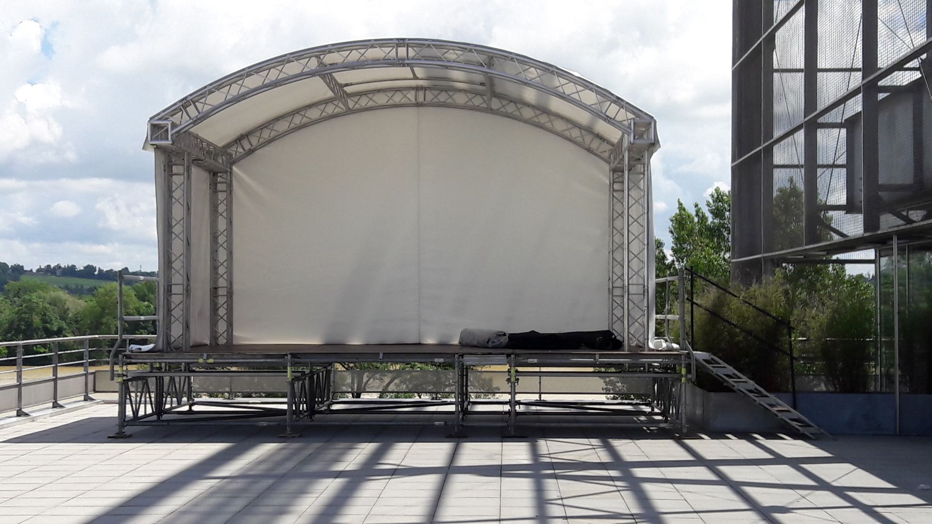 Installation de scène couverte avec toit incurvé