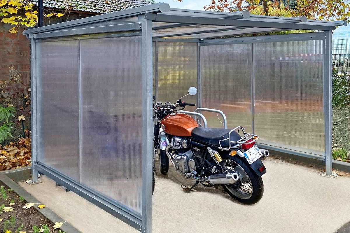 Abris 2 roues à toit plat pente arrière - Série AP - Sur mesure pour vélos et motos_1