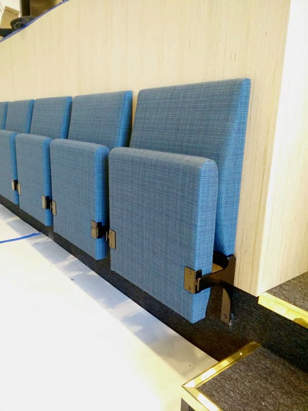 Chaise de salle de conférence et d'auditorium à gradins hauts - HLA-Wall - design Henning Larsen, avec options de tablettes et accoudoirs_1