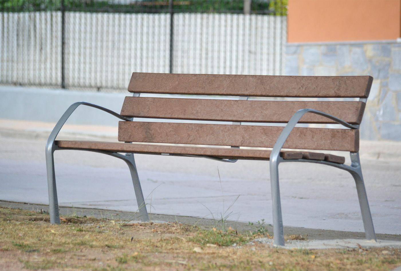 Banc public Neobarcino REBNEW UM304NPRH - Piètement en fonte ductile et lattes écologiques_1