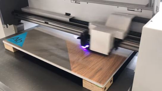 Imprimante  grand format avec couleurs vives et solidité maximale sur presque tous les matériaux - Matrix UV_1