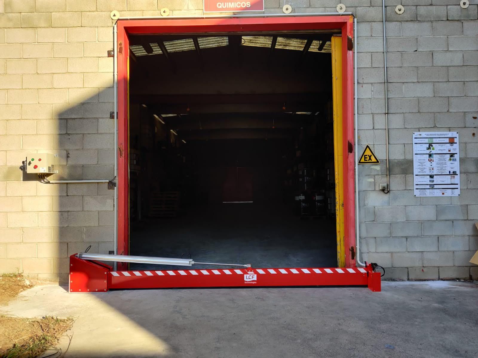 Barrière de rétention d'eau d'incendie semi-automatique pivotante - MT Environnement - sur mesure et étanche_1