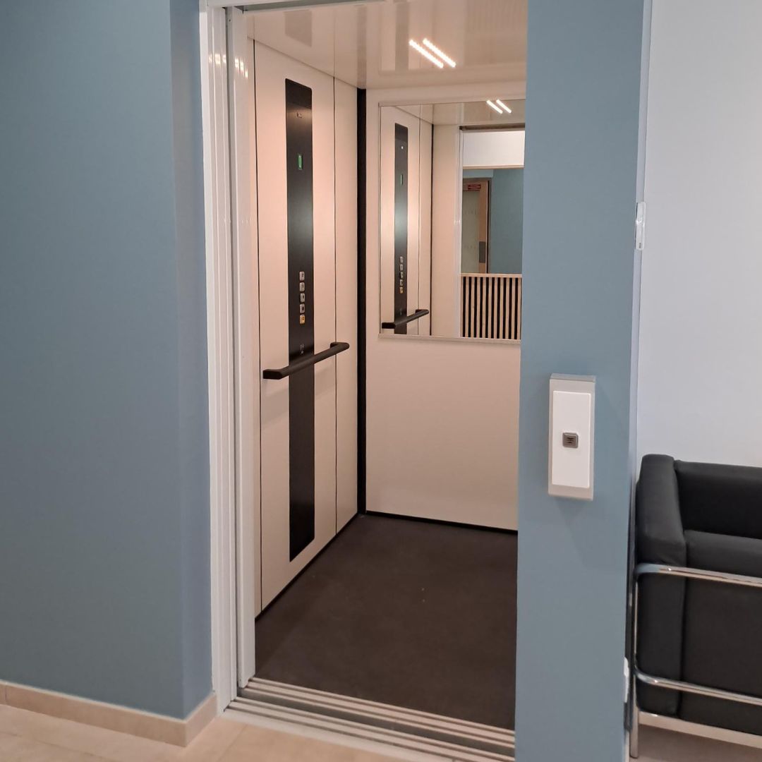 Élévateur à structure élégante et discrète pour personne à mobilité réduite -  CIBES C1 PURE_1