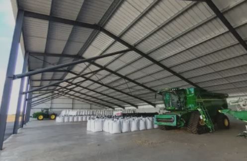 Hangar agricole photovoltaïque bi-pan asymétrique avec ligne de poteaux centrés à l'intérieur_1