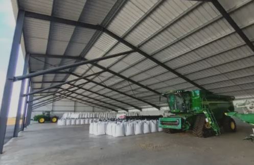 Hangar agricole photovoltaïque bi-pan asymétrique avec ligne de poteaux centrés à l'intérieur_1