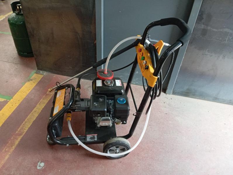 Nettoyeur à haute-pression 2200 PSI (150 bar) – Moteur essence 7,5 CV_1
