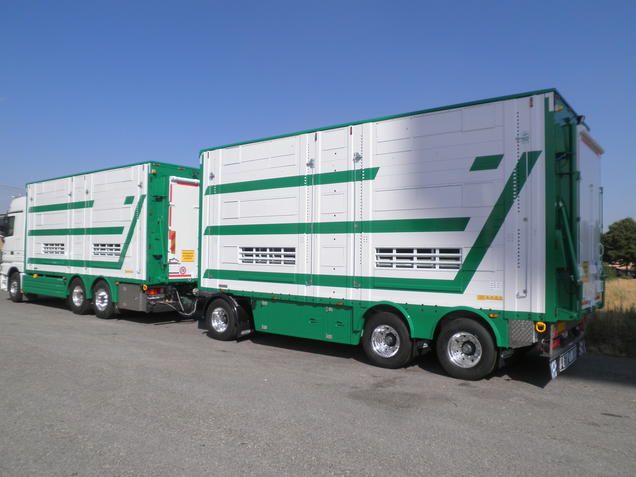 Bétaillère avec toit réglable en hauteur et relevage hydraulique