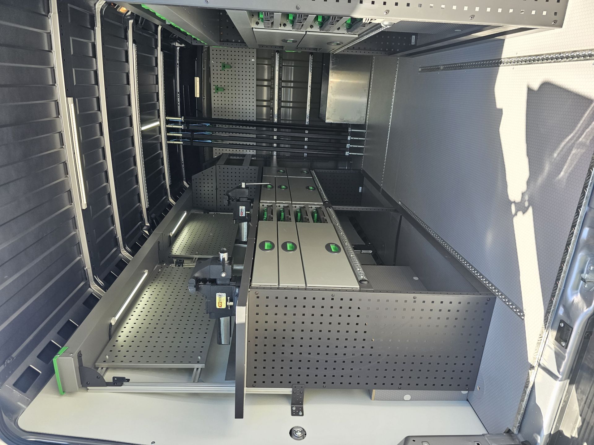 Service d'aménagement de véhicules utilitaires en ateliers mobiles  - MEUBLES METAL_2