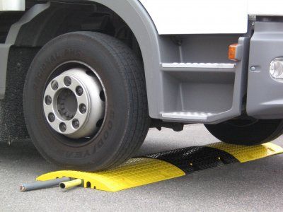 Ralentisseur passe-câble pour les véhicules jusqu'à 44 tonnes_1