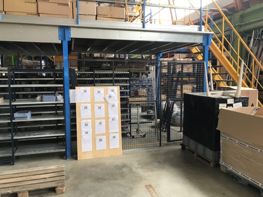 Cloison industrielle esthétique, solide et totalement modulable pour une gestion optimisée de vos zones de stockage et de vos surfaces de travail_1