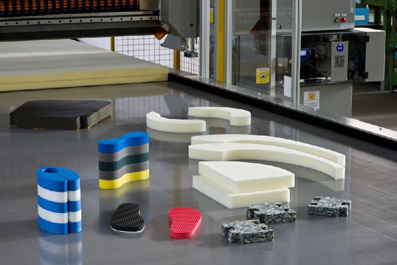Machine de Découpe de Contours Verticale F62 - Installation CNC - Pour Mousse, Stratifiés et Feutres_1