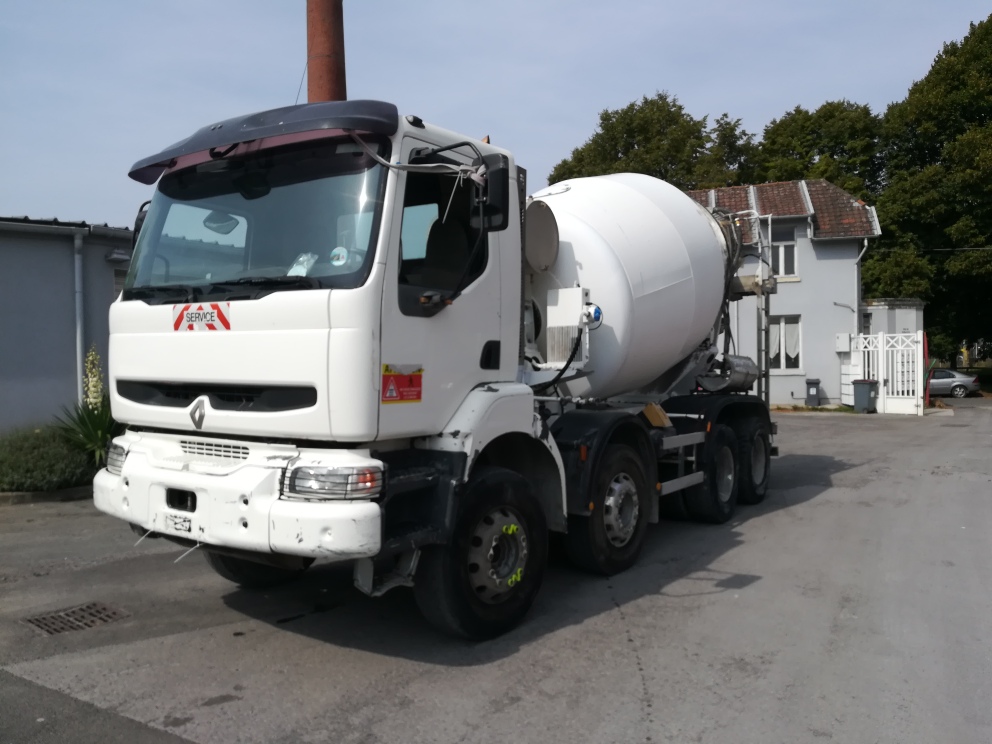 Malaxeur béton Renault Kerax 8x4 - 9 m3 - Occasion 2002