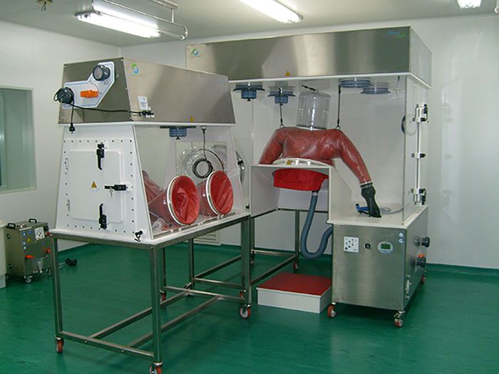 Innolab® - Isolateur pharmaceutique Eurobioconcept - 2, 3, 4 gants en ligne - Confinement absolu en pression positive ou négative_1