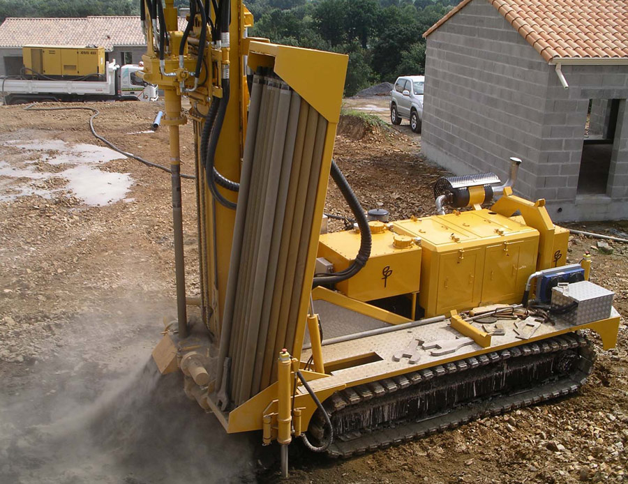 Foreuse CE 1205 - Sondeuse autonome hydraulique sur chenilles pour recherche d'eau_1
