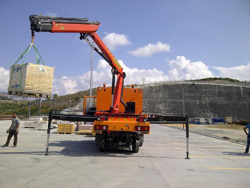 UNIMOG rail-route grue Mercedes-Benz bras de grue charges transport chantier maintenance tramway_1