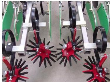 Bineuse agricole mécanique - Erme (Masso) - Inter rang par inter rang, éléments sur parallélogrammes indépendants_1