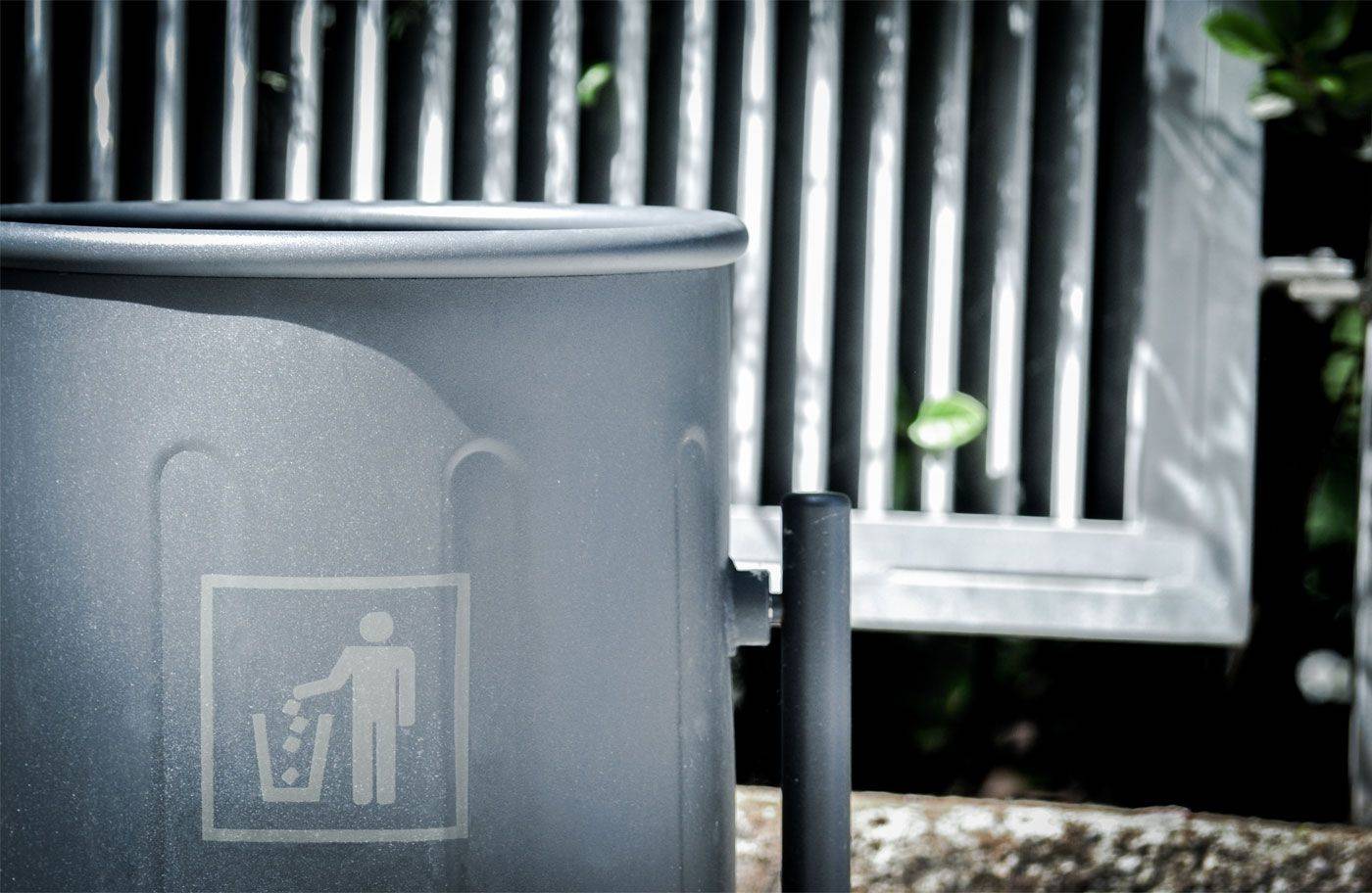 Poubelle publique Vida XXI PA679 - Corbeille basculante en acier avec traitement Ferrus anticorrosion_1