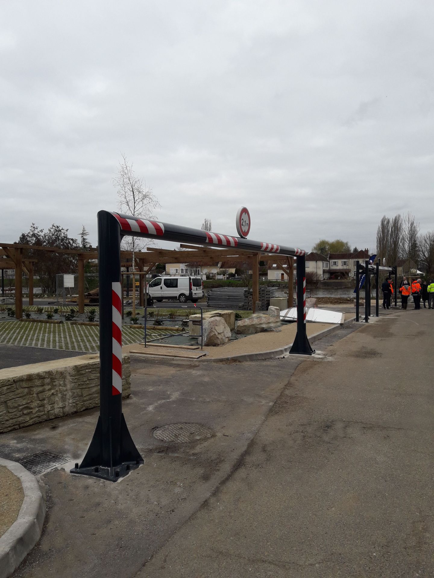 Barrière anti-caravane avec panneaux de signalisation et bandes rétroréfléchissantes