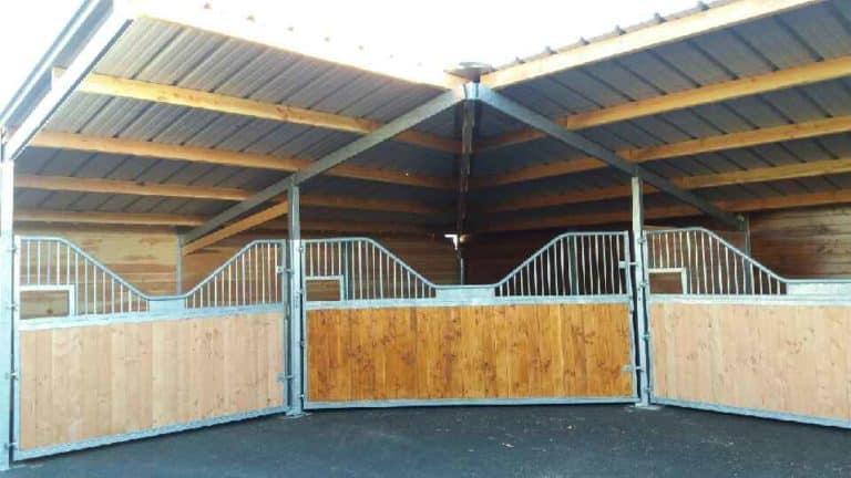 Box ouverture intégrale poteaux métal - BOXINT026 - LCI Cheval - Avancée de 3,00 m - Bois Douglas 48 mm - Hauteur 2,30 à 2,80 m_1